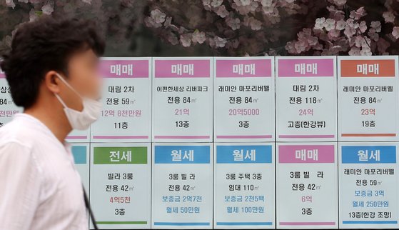 지난달 이뤄진 임대차 거래 가운데 월세 거래량이 전국 17개 시·도 모든 지역에서 전세 거래량을 앞지른 것으로 확인됐다. 서울 시내의 한 공인중개사 사무소에 부동산 매물정보가 붙어 있다. 뉴스1