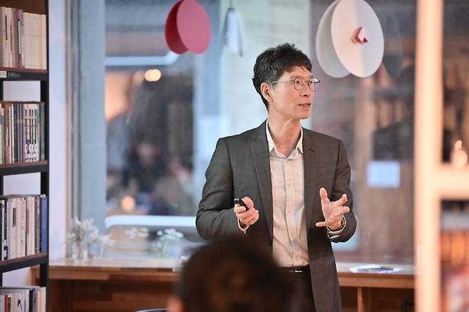 김종철 전 한겨레 선임기자가 펴낸 ‘각별한 당신’ 출간 기념 북토크가 지난 15일 서울 통의동 역사책방에서 열렸다. 이 책에 등장하는 주인공 20명 중 12명이 참석하는 등 독자들이 객석을 꽉 채웠다. 김 전 기자는 “‘각별한 당신’들이 내뿜는 향기가 철철 넘치는 자리였다”고 말했다. /김종철 제공