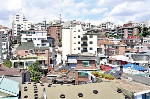 노후 건축물이 밀집한 서울 용산 청파·효창·원효로 일대가 잇따라 정비구역 지정에 나서고 있다. 이들 구역이 정비사업을 마무리하면 9000가구 규모의 신축 주거타운으로 탈바꿈할 전망이다. 2015년 후 처음 신규 재개발 구역으로 지정된 ‘청파1구역’ 전경.  한경DB