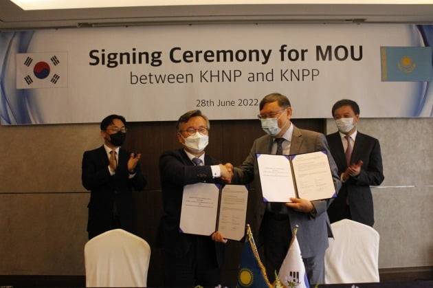 한수원이 카자흐스탄 KNPP와 원전 사업 협력 MOU를 체결했다. 남요식 한수원 성장사업본부장(왼쪽), 잔티킨 타무르 KNPP 최고경영자(CEO)의 모습. 사진=한국수력원자력 제공