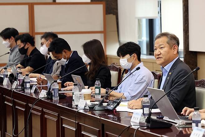 이상민 행정안전부 장관이 28일 오후 서울 종로구 정부서울청사에서 연 기자간담회에서 질의에 답변하고 있다.