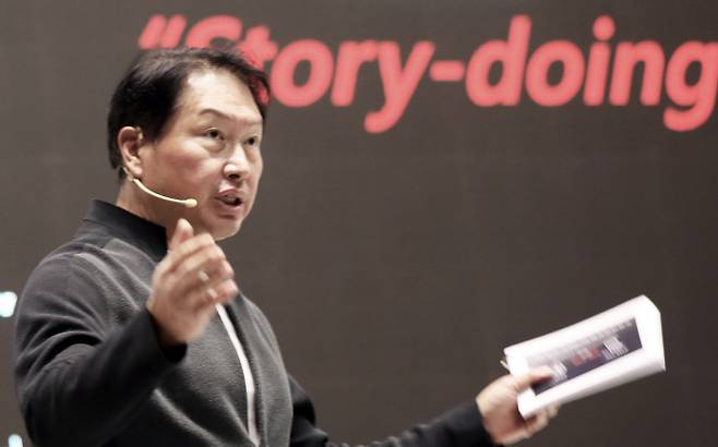 최태원 SK그룹 회장이 2020년 10월 제주 디아넥스 호텔에서 열린 CEO세미나에서 파이낸셜 스토리로 기업 가치를 제고하는 방안을 논의하고 있다.