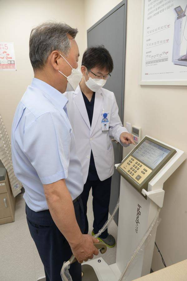 고령층의 근감소증은 각종 질환을 초래할 수 있어 예방과 관리가 중요하다. 부산백병원 김진승 교수가 체성분 분석기를 이용해 환자의 근육량 등을 측정하고 있다.