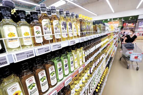 The price of Haepyo canola oil and pressed olive oil will increase by up to 20.8 percent from next month. Ottogi also recently raised the price of commercial cooking oil by 20 percent. Cooking oil, such as canola oil and olive oilm are on display at a large mart in Seoul on Tuesday. [YONHAP]