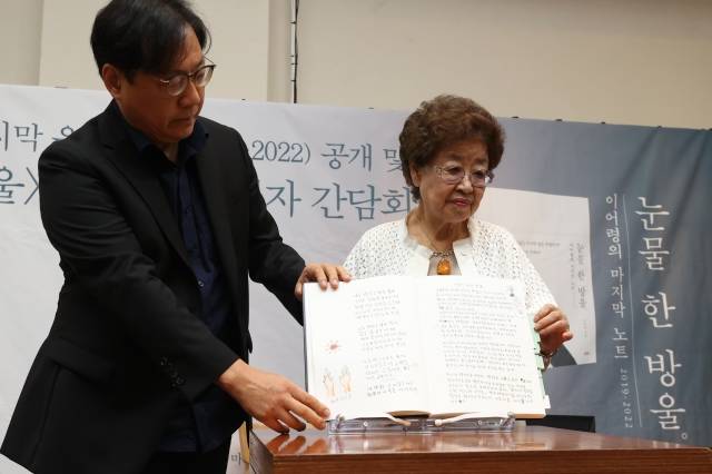 고 이어령 전 문화부 장관의 부인 강인숙 영인문학관 관장(오른쪽)과 아들 이승무 한국종합예술학교 교수가 28일 서울 중구 프란치스코회관에서 고인이 세상을 떠나기 한 달 전까지 쓴 노트를 공개하고 있다. 연합뉴스