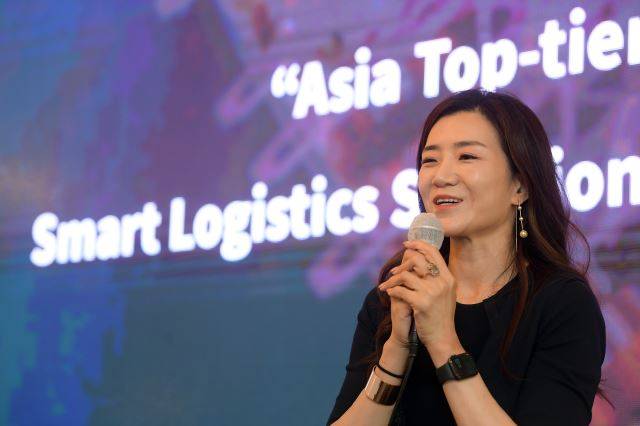 조현민 한진 미래성장전략 및 마케팅총괄 사장이 28일 서울 중구 롯데호텔에서 열린 메타버스 '한진 로지버스 아일랜드' 오픈 기념 기자간담회에서 포부를 밝히고 있다.