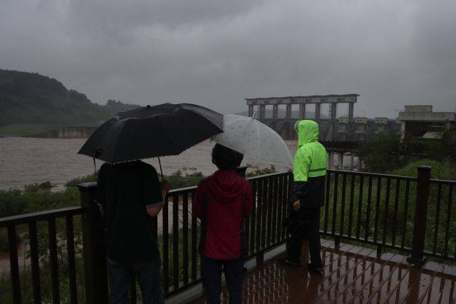 경기도 연천 주민들이 28일 군남홍수조절댐에서 방류되는 임진강 상류의 물을 바라보고 있다. 연합뉴스