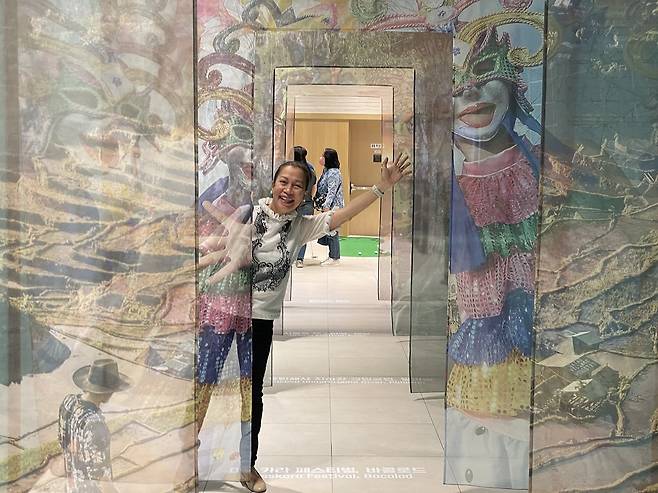 필리핀 테마 팝업 이벤트 포토존에서 포즈를 취하는 필리핀 관광 진흥위원회 총괄 COO. /사진= 강예신 여행+ 기자