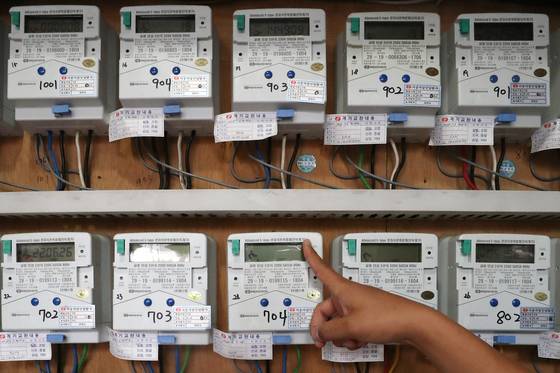 (서울=뉴스1) 민경석 기자 = 추경호 부총리 겸 기획재정부 장관이 26일 "차일피일 미룰 수 없어 조만간 적정 수준의 전기요금 인상안을 발표할 예정"이라고 밝혔다.  추 부총리는 이날 KBS1 '일요진단 라이브'에 출연해 "결론은 전기요금을 좀 인상해야 한다"면서 "올려도 왜 한국전력이 적자가 됐는지는 국민이 이해할 만한 자구노력, 자성이 필요하다"고 덧붙였다.  사진은 26일 서울의 한 다세대주택 전기 계량기 모습. 2022.6.26/뉴스1