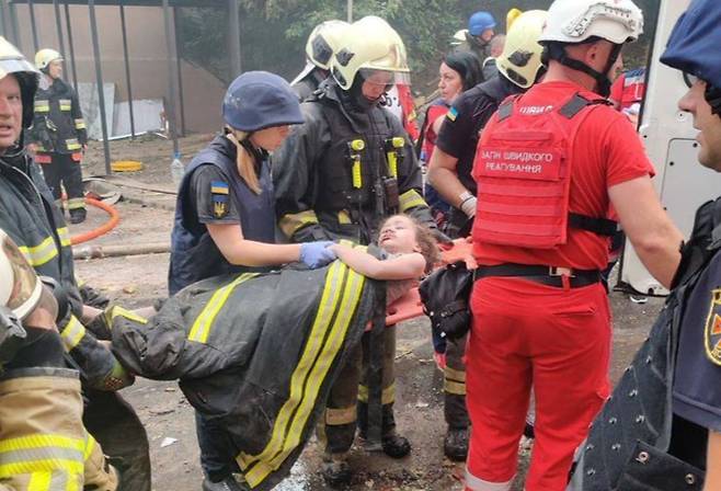 드미트로 쿨레바 우크라이나 외무장관이 한 어린이가 러시아군의 쇼핑몰 공격으로 부상당한 모습을 트위터에 올렸다.  /사진=드미트로 쿨레바 트위터 갈무리