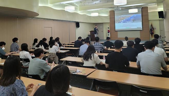 부산항만공사가 컨테이너 터미널 전문가를 초청해 특강을 하고 있는 모습./사진제공=부산항만공사