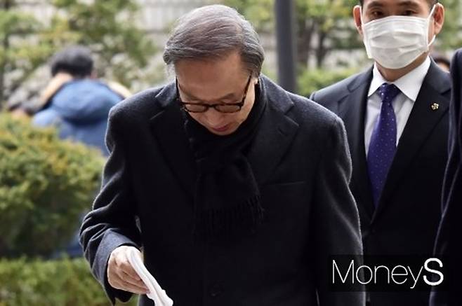 징역 17년을 선고받고 수감 중인 이명박 전 대통령이 제기한 형집행정지 신청이 허가됐다.  /사진=임한별 기자