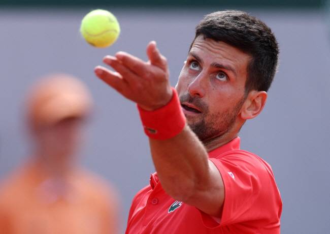 ‘백신 거부’… 3년간 호주 오픈 출전 정지 조코비치 : 노바크 조코비치(세르비아)가 지난달 25일 프랑스 파리에서 열린 테니스 메이저대회 프랑스오픈 남자 단식 2라운드에서 서브를 넣고 있다.  로이터 연합뉴스