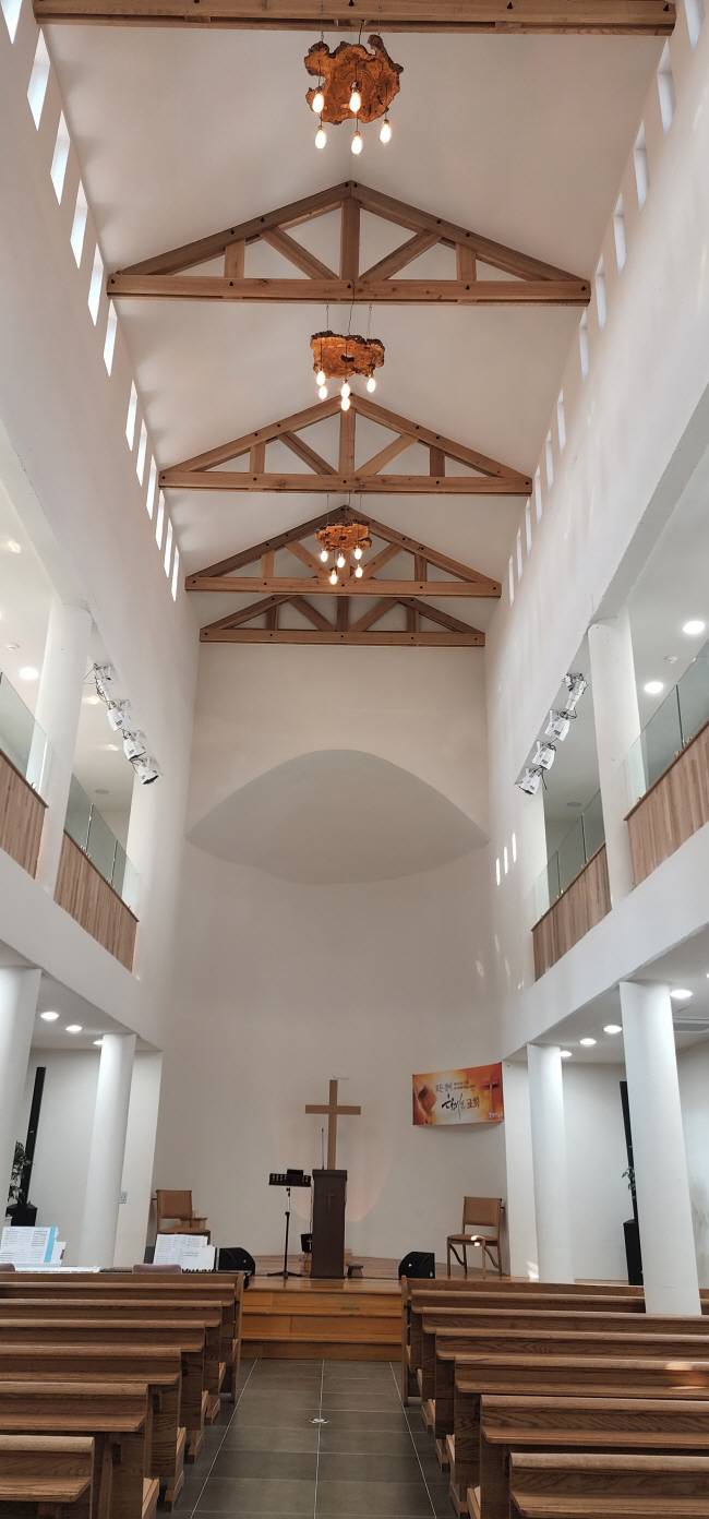 예배당 내부 모습. 가로 8m, 세로 18m로 작지만, 높이가 12m나 되고 창호가 많아서 시원한 느낌을 준다. 장재선 선임기자