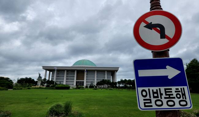 국회 먹구름 : 더불어민주당이 국회 의장단 단독 선출 등을 위한 임시국회 소집요구서를 제출키로 한 28일 오전 국회 의사당 지붕 위에 먹구름이 몰려들고 있다. 국민의힘이 민주당의 단독 원구성 강행 움직임에 강력 반발하면서 정면충돌이 예상된다.  김선규 선임기자