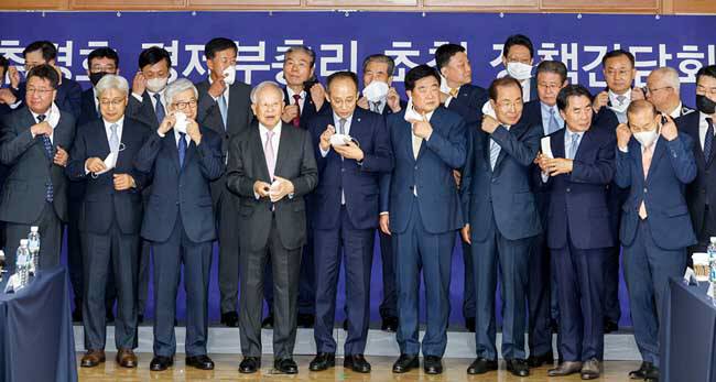 마스크 벗고… : 28일 서울 마포구 한국경영자총협회에서 열린 ‘경제부총리 초청 정책 간담회’에 참석한 추경호(앞줄 왼쪽 다섯 번째) 부총리 겸 기획재정부 장관과 손경식(〃 네 번째) 한국경영자총협회 회장을 비롯해 하범종(〃 왼쪽부터) LG 사장, 이인용 삼성전자 사장, 송영덕 롯데지주 부회장, 권오갑 HD현대 회장, 윤동한 한국콜마 회장, 이장한 종근당 회장, 최병오 패션그룹형지 회장, 강희석 이마트 사장 등이 사진 촬영을 위해 마스크를 벗고 있다. 김호웅 기자