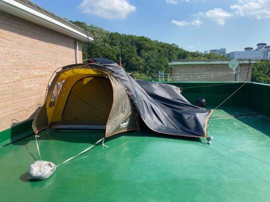 빌라 공용 공간인 옥상에 텐트를 친 모습. 온라인 커뮤니티 캡쳐