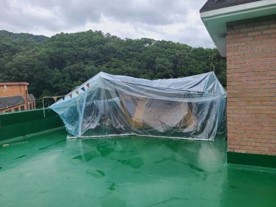 빌라 옥상에 텐트를 치고 비 오는 날 비닐을 둘러놓은 모습. 온라인 커뮤니티 캡쳐