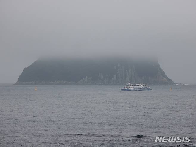 [서귀포=뉴시스] 오영재 기자 = 제주 지역에 올해 첫 폭염특보가 발효되는 등 무더운 날씨를 보이는 26일 오후 제주 서귀포시 보목동 인근 섶섬에 안개가 자욱이 껴 이색 풍경을 자아내고 있다. 2022.06.26. oyj4343@newsis.com