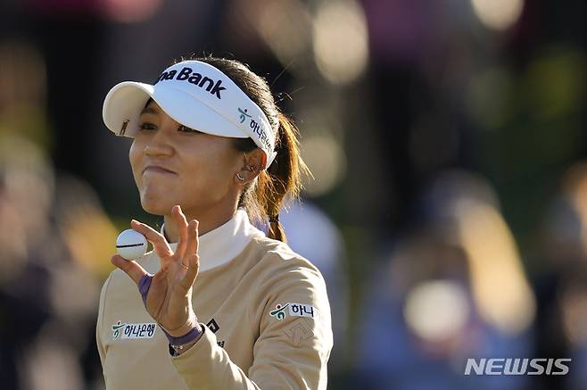 [보카러톤=AP/뉴시스] 뉴질랜드 교포 리디아 고가 30일(현지시간) 미 플로리다주 보카러톤의 보카리오 골프클럽에서 열린 미국 여자프로골프(LPGA) 투어 게인브리지 LPGA 18번 홀 경기를 마치고 미소짓고 있다. 리디아 고는 최종합계 14언더파 274타로 우승하며 LPGA 통산 17번째 정상에 올랐다. 2022.01.31.