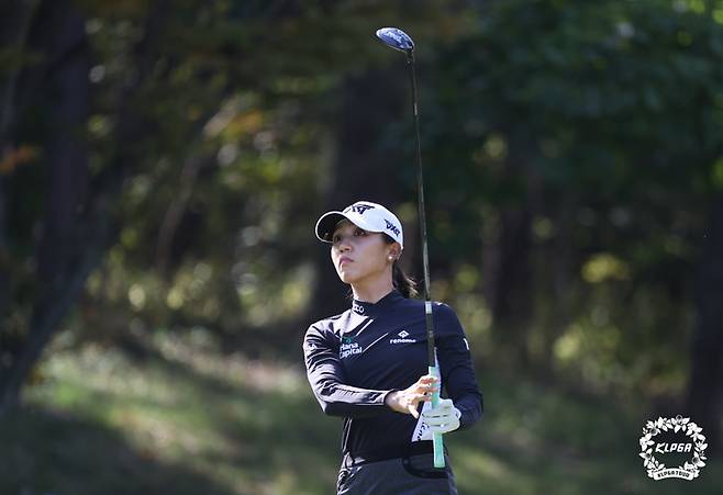 [서울=뉴시스] 박주성 기자 = 24일 부산 기장에 위치한 LPGA 인터내셔널 부산에서 열린 'BMW Ladies Championship' FR에서 리디아 고가 5번홀 티샷을 하고 있다. (사진=KLPGA 제공). 2021.10.24. photo@newsis.com *재판매 및 DB 금지