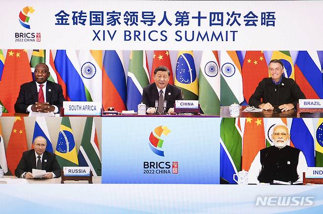 [베이징=신화/뉴시스] 지난 23일 브릭스(BRICS) 정상회의가 화상으로 열리고 있다. 가운데부터 시계 방향으로 시진핑 중국 국가주석, 자이르 보우소나루 브라질 대통령, 나렌드라 모디 인도 총리, 블라디미르 푸틴 러시아 대통령, 시릴 라마포사 남아프리카공화국(남아공) 대통령. 2022.06.28.