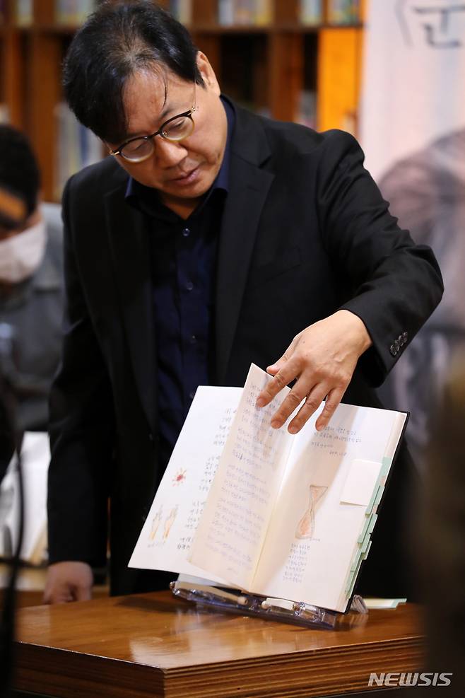 [서울=뉴시스] 박진희 기자 = 고(故) 이어령 초대 문화부 장관의 장남 이승무 한국예술종합학교 교수가 28일 서울 중구 프란치스코 교육회관에서 열린 고(故) 이어령 삭좌교수의 '눈물 한 방울' 출간 기자간담회에 참석하여 고인의 마지막 육필원고를 공개하고 있다. 2022.06.28. pak7130@newsis.com