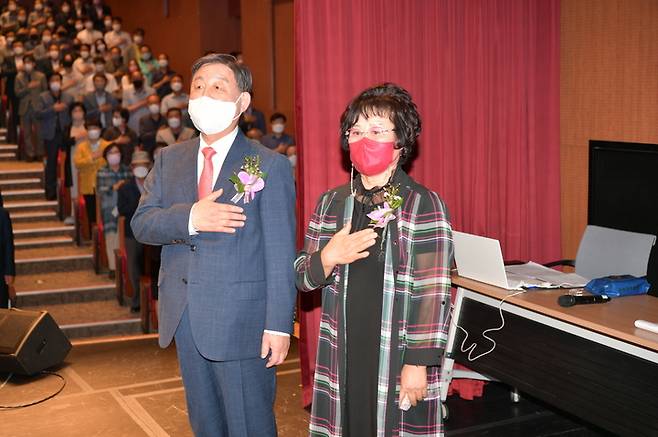 [예산=뉴시스] 황선봉 예산군수가 28일 열린 퇴임식에서 부인과 함께 국민의례를 하고 있다.  *재판매 및 DB 금지