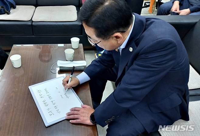 [괴산=뉴시스] 강신욱 기자 = 이차영 충북 괴산군수가 군민들에게 메시지를 남기고 있다. 이 군수는 지난 4년간 군정 목표였던 '모두가 행복한 괴산 건설'을 군민 모두가 함께 만들자는 당부를 했다. 2022.06.28. ksw64@newsis.com