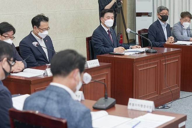 [제주=뉴시스] 28일 열린 민선 7기 제주도정 마지막 주간정책 조정회의에서 구만섭 제주도지사 권한대행이 이야기를 하고 있다. (사진=제주도 제공) 2022.06.28. photo@newsis.com *재판매 및 DB 금지