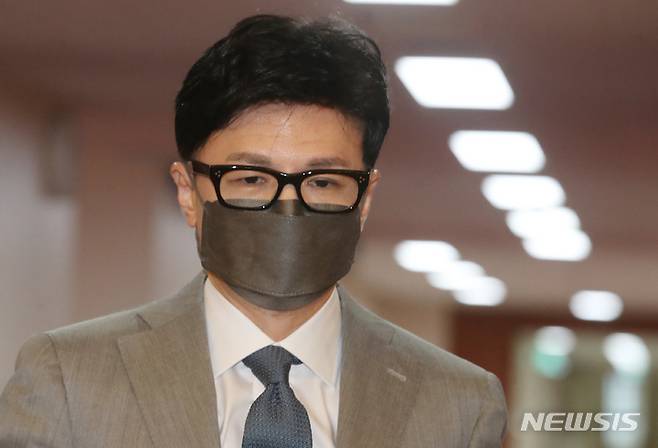 [서울=뉴시스] 김명원 기자 = 한동훈 법무부 장관이 28일 오전 서울 종로구 정부서울청사에서 서울-세종 영상으로 열린 국무회의에 참석하고 있다. 2022.06.28. kmx1105@newsis.com