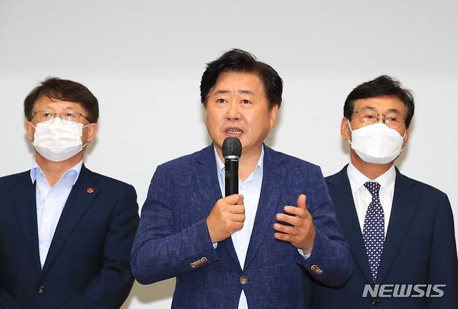 [제주=뉴시스] 우장호 기자 = 오영훈 제주도지사 당선인이 28일 오후 제주웰컴센터에서 열린 '민선 8기 도민도정 비전 및 도정과제 보고회'에 참석해 인사말을 하고 있다. 2022.06.28. woo1223@newsis.com