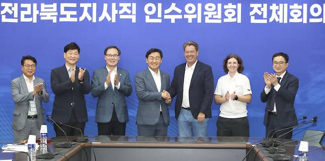 [전주=뉴시스] 28일 국제마스터스대회협회(IMGA) 옌스홀름 사무총장과 사만다 체육국장은 김관영 전북지사 당선인을 면담하고 2023 전북 아시아·태평양 마스터스 대회 성공을 위해 지원을 약속했다. photo@newsis.com *재판매 및 DB 금지