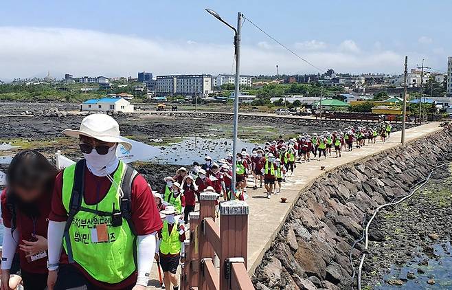 [부산=뉴시스] 동의대 총학생회는 지난 22일부터 6박7일 일정으로 '2030 부산세계박람회 유치 기원 제주 국토대장정'을 진행했다고 28일 밝혔다. (사진=동의대 제공) *재판매 및 DB 금지