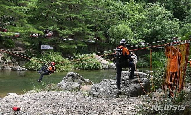 [진안=뉴시스]윤난슬 기자 = 전북소방본부는 28일 진안군 주천면에 위치한 운일암반일암에서 '119시민수상구조대 발대식'을 개최했다고 밝혔다.2022.06.28.(사진=전북소방 제공)