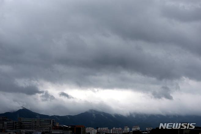 [춘천=뉴시스] 김경목 기자 = 23일 오후 올여름 첫 장맛비가 내리고 있는 강원도 춘천시 하늘이 온통 짙은 먹구름으로 뒤덮였다. 2022.06.23. photo31@newsis.com