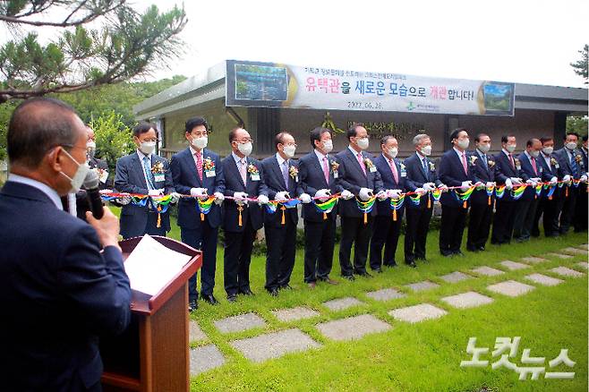 크리스찬메모리얼파크 유택관 재개관을 기념하는 테이프 컷팅식. 노컷TV 채승옥
