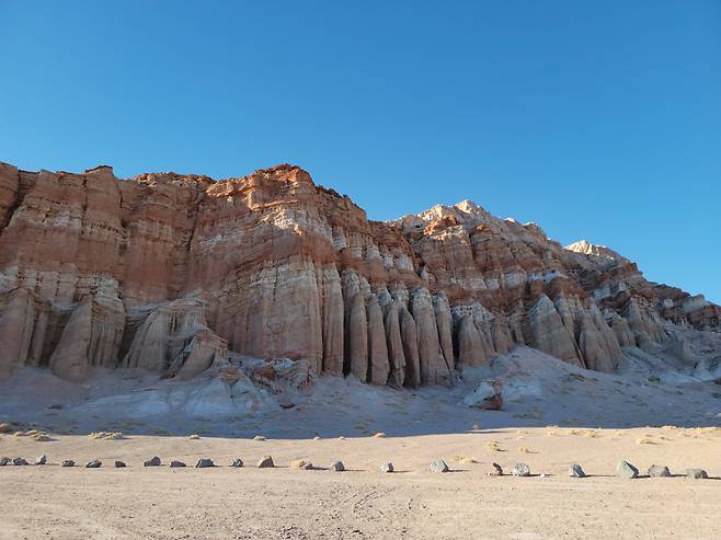 컬러풀한 지층이 켜켜이 쌓여, 연대기를 보여 주고 있는 레드클리프 전경. 영겁의 시간 동안 수많은 침식과 융기, 바람이 자연의 걸작품을 만들었다.