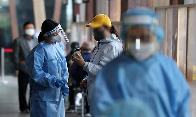 지난 4월 19일 서울 송파구보건소에 마련된 신종 코로나바이러스 감염증(코로나19) 선별진료소에서 의료진이 검사 받으러 온 시민들을 안내하고 있다. 뉴스1