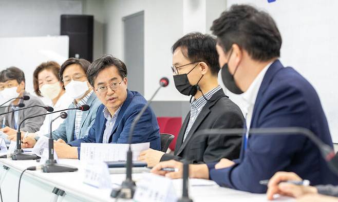 김동연(왼쪽 네 번째) 경기지사 당선자가 지난 27일 수원 경기도인재개발원 미래관에서 열린 정책간담회에서 발언하고 있다. 경기도지사직 인수위 제공