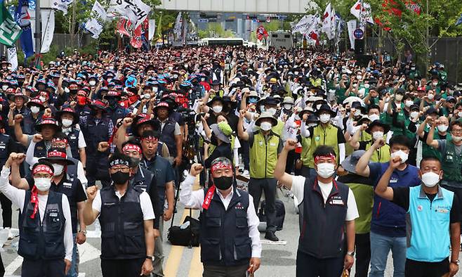 28일 정부세종청사 고용노동부 앞에서 열린 '최저임금 인상을 위한 양대노총 결의대회'에 참석한 양경수 민주노총위원장(앞줄 오른쪽부터 두 번째)와 김동명 한국노총위원장(앞줄 오른쪽부터 세 번째)이 조합원들과 함께 최저임금 인상을 촉구 구호를 외치고 있다. 뉴스1