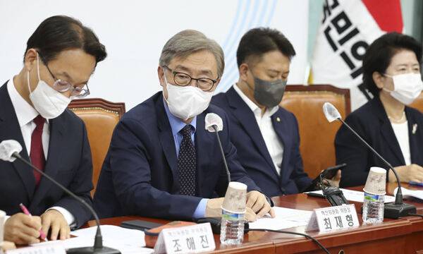 국민의힘 혁신위원장인 최재형 의원(왼쪽 두 번째)이 지난 27일 서울 여의도 국회에서 열린 당 혁신위원회 1차 전체회의에서 모두발언을 하고 있다. 서상배 선임기자