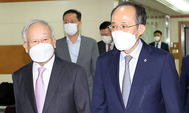 추경호(오른쪽) 경제부총리가 28일 서울 마포구 경총을 방문해 손경식 경총 회장과 이야기를 나누며 회의실로 입장하고 있다. 공동취재사진