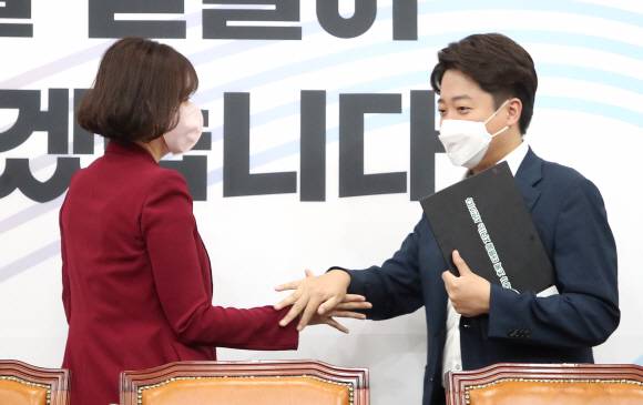 국민의힘 이준석 대표와 배현진 최고위원이 23일 서울 여의도 국회에서 열린 국민의힘 최고위원회의에서 인사를 나누고 있다.