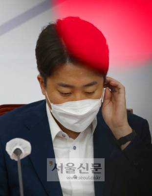 - 국민의힘 이준석 대표가 23일 오전 서울 여의도 국회에서 열린 최고위원회의에 참석해 있다. 2022. 6. 23 김명국 기자