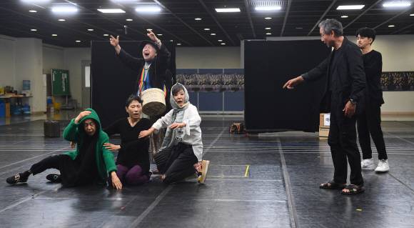 극중극을 선보이는 유랑극단 - 안주영 기자