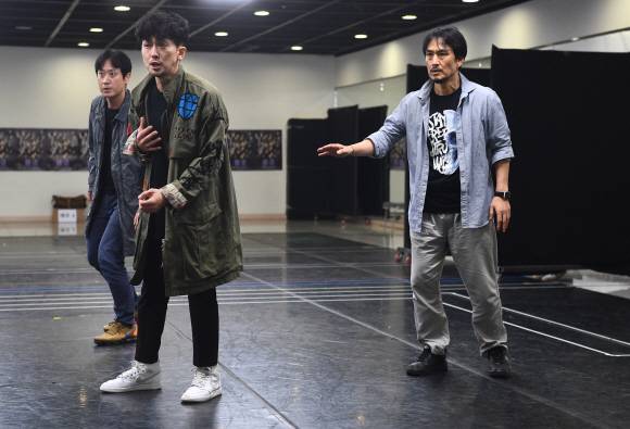배우 강필석 - 햄릿 역을 맡은 배우 강필석(왼쪽 두 번째)이 열연을 펼치고 있다.안주영 기자