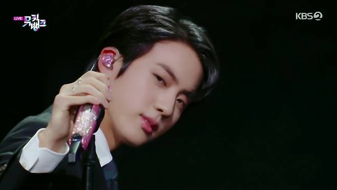 방탄소년단 진, '가장 잘생긴 92년생 K팝 아이돌' 1위..'비주얼 킹'