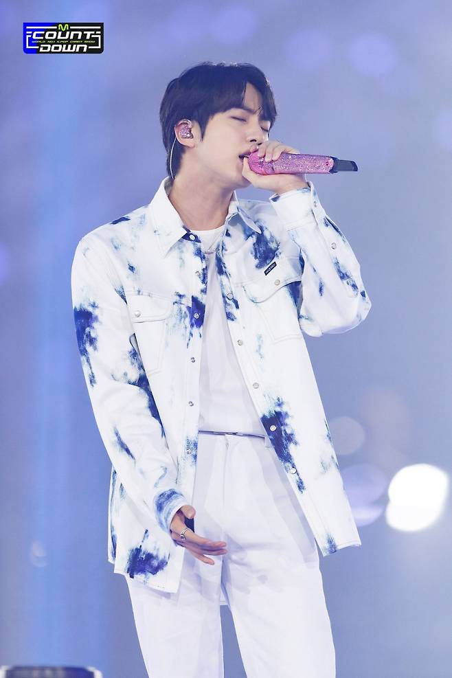 방탄소년단 진, '가장 잘생긴 92년생 K팝 아이돌' 1위..'비주얼 킹'