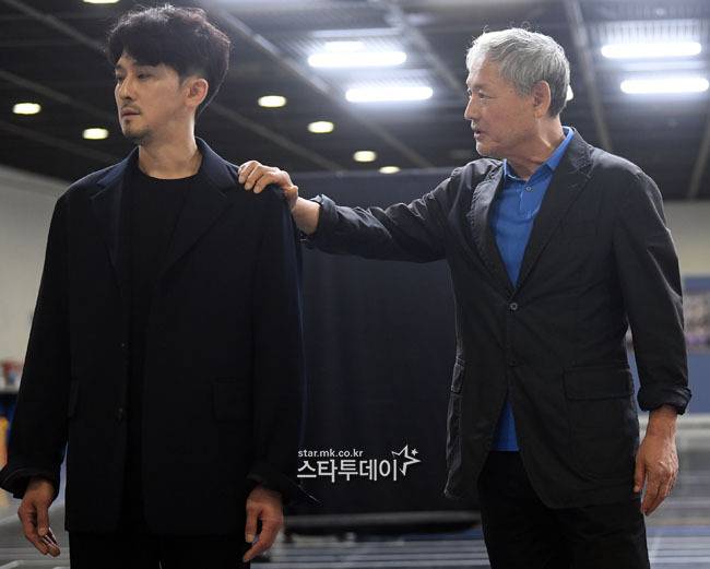 강필석-유인촌. 사진ㅣ유용석 기자